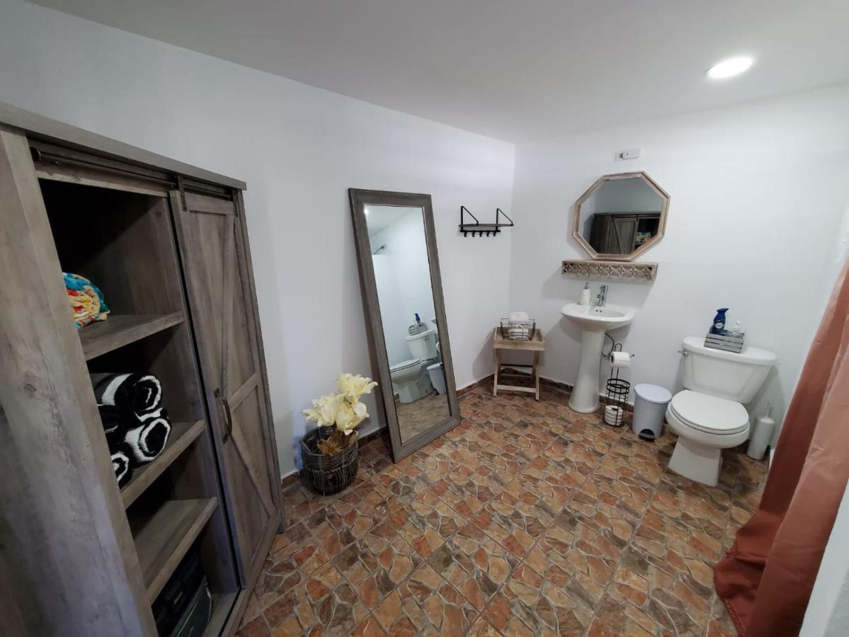 Aguadilla Breeze Apt In Gated Complex 8 Minute Walk To Crashboat Beach Εξωτερικό φωτογραφία